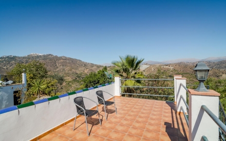 Terraza en la azotea con zona de piscina detrás