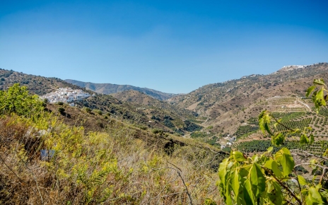 El pueblo de Cutar (con 2 bares) está a 1,2 km