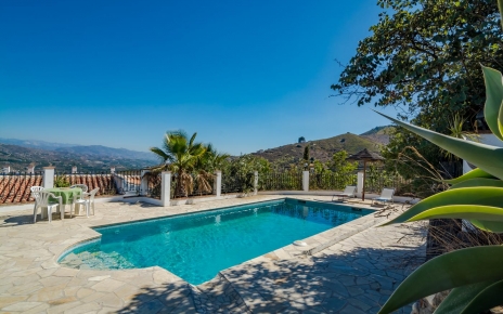 La piscina está detrás de la casa, justo encima de ella