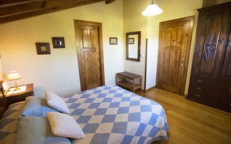 Habitación con cama doble