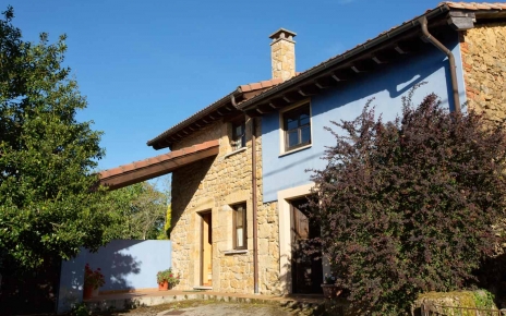 La casa está separada (la casa anexa se usa para almacenamiento)