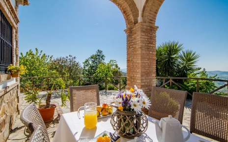 Porche amueblado para comidas al aire libre