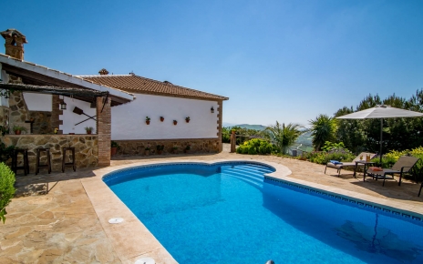 La piscina mide 7 mx 4 m