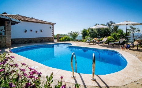 La zona piscina ahora tiene césped artificial