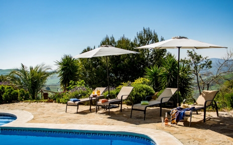 Ahora también hay césped artificial alrededor de piscina