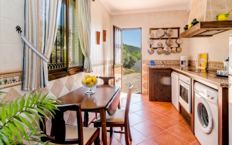 Cocina con mesa de desayuno