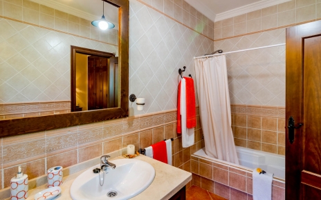 Baño en suite en el dormitorio principal