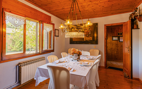 El comedor tiene puerta al anexo de dos dormitorios
