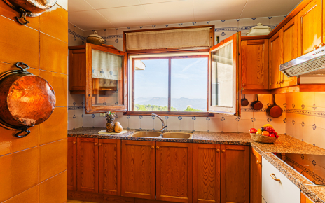 Cocina y cuarto de lavado, próximos a salón y comedor