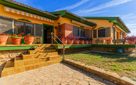 Ligeramente elevado del suelo pero todo en una planta