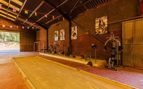 La sala de juegos tiene una zona de gimnasio también