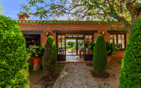 Zona de relax, piscina y barbacoa