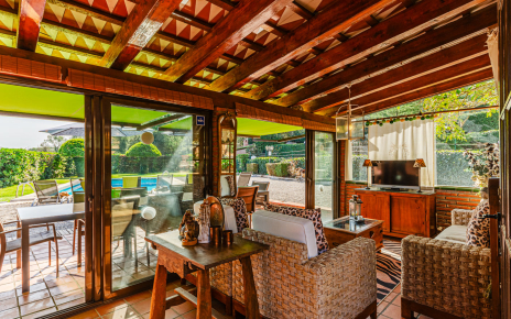 Espacio interior junto terrazas a la sombra