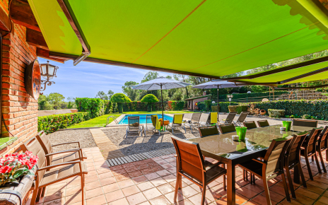 Casa de piscina / barbacoa con terraza a la sombra