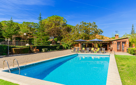 Bosque mediterráneo rodea la villa