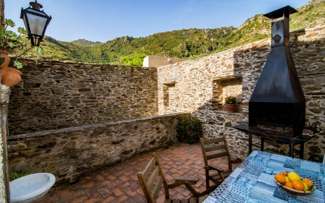 Terrace patio with barbecue on ground floor