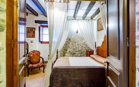 4 poster double bedded room 