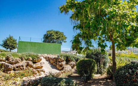 Access to tennis court