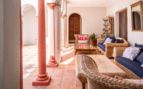 Porche con acceso a las dos habitaciones dobles