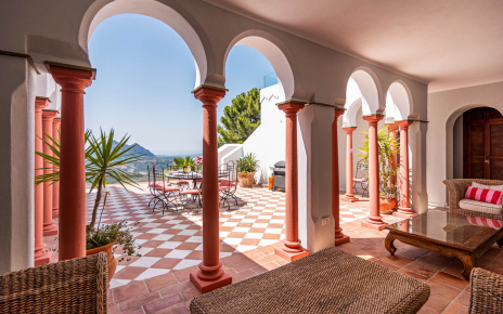 Porche con mobiliario exterior y patio