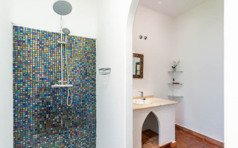 Baño de la habitación principal (planta inferior)