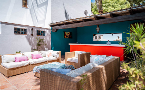 Porche con barra de bar y zona de lavado