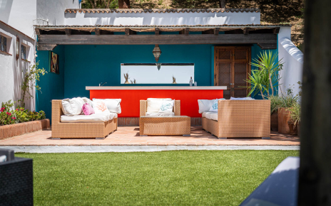 Barra tipo bar en zona piscina