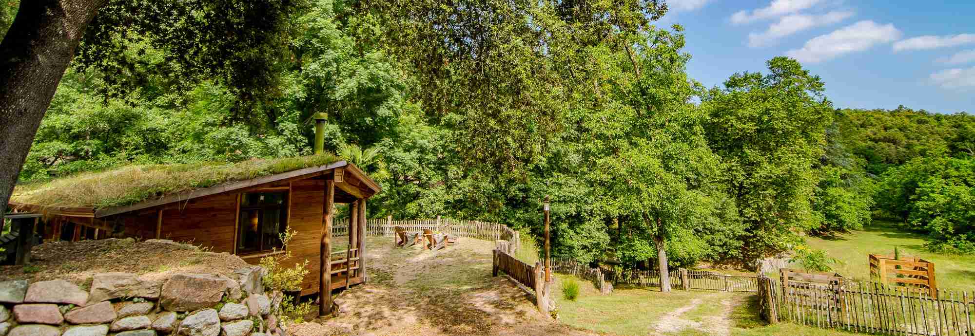 Preciosa cabaña para parejas junto al río en finca ecológica