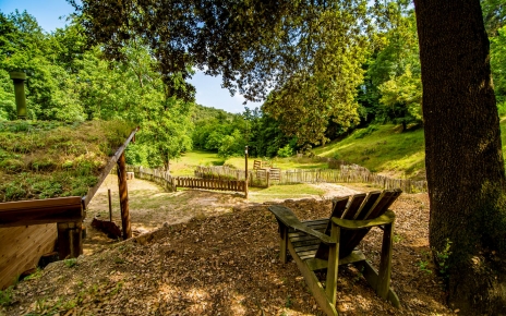 Sombra natural junto a su casita