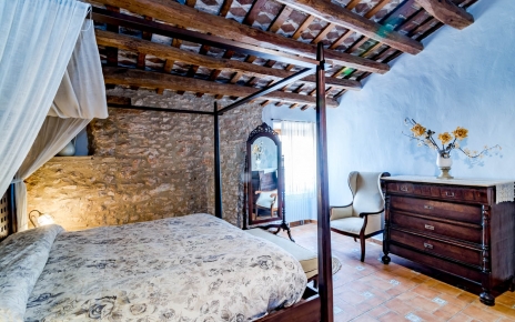 Bedroom equipped with cot