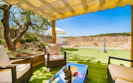 Furnished shaded area by pool