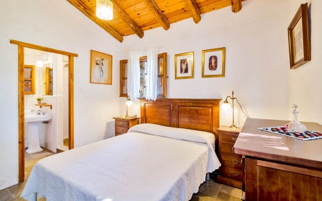 Master bedroom has en suite facilities