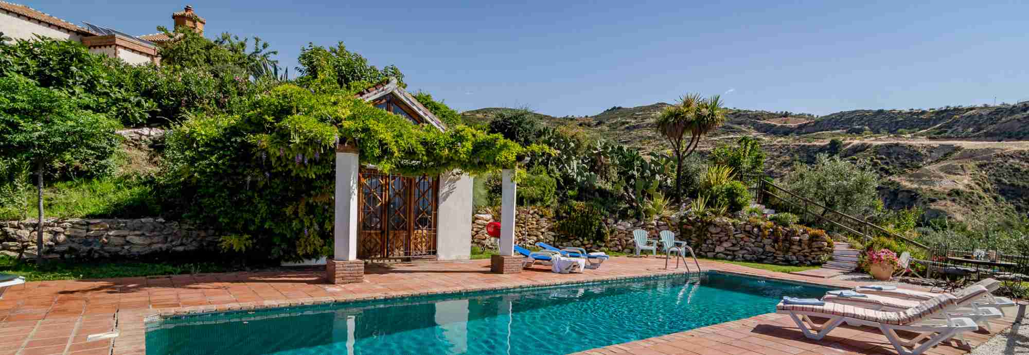 Fascinante finca con extensos jardines atrapados entre el mar y la montaña