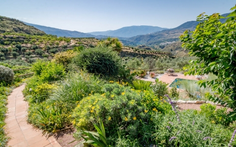 Camino hacia la zona de la piscina