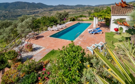 La piscina está vallada