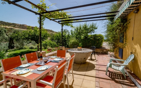 Hay diferentes terrazas amuebladas