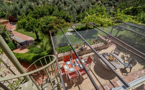 Escaleras que dan a terrazas amuebladas en planta baja