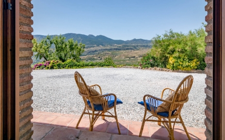 Dormitorio con puertas que se abren a terrazas