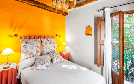 Habitación con cama doble, dispone de balcón y terraza