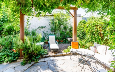 El patio / terraza es pequeño pero un lugar perfecto para relajarse y descansar