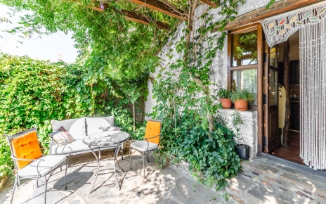 Porche privado, entrada con sombra 