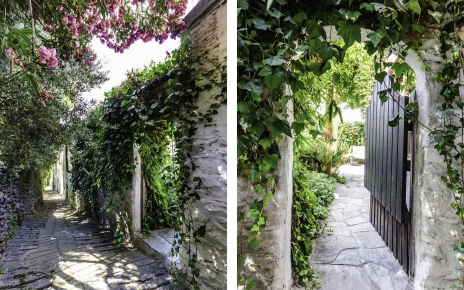Puerta principal de su casa vacacional, enfocada desde una calle antigua