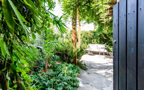 Entrando a su alojamiento vacacional