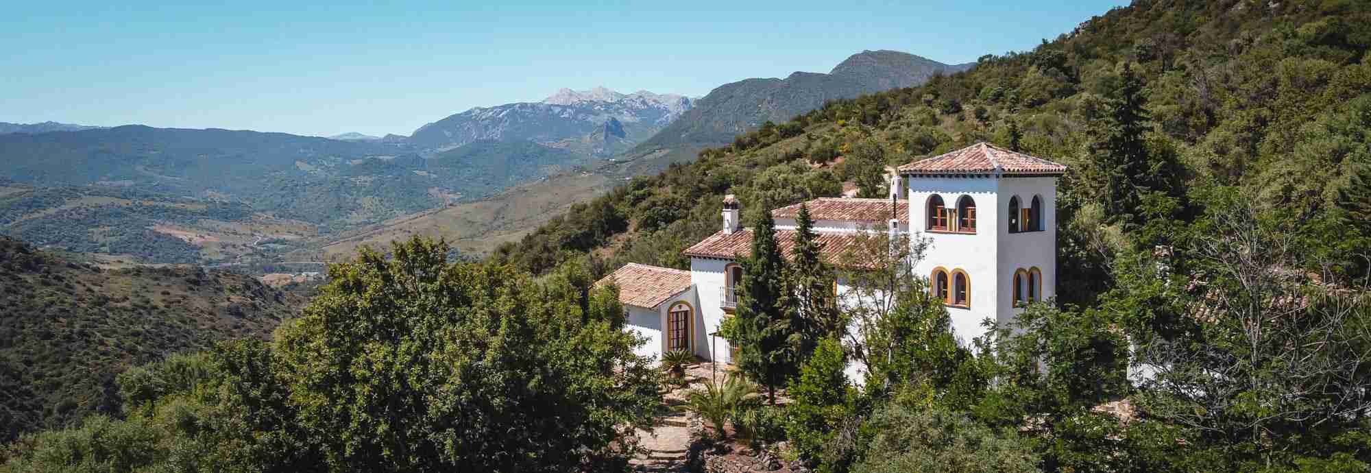 Cortijo tradicional andaluz en un parque natural con gran piscina