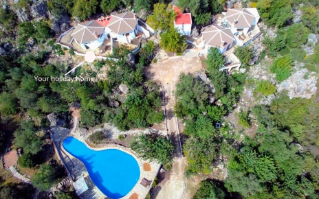 Hay 4 propiedades que comparten la amplia piscina