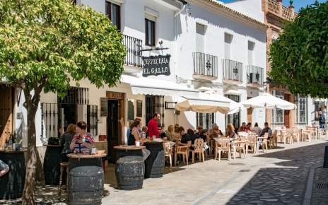 Ir a los pueblos locales para tomar una copa y una tapa 