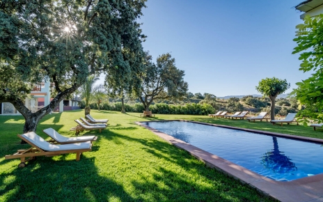 Una gran piscina de 15 metros de largo