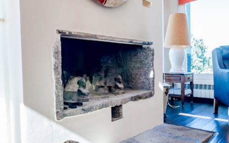 Chimenea abierta en la sala de estar principal