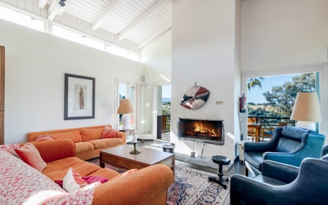 Salón con puertas a amplia terraza