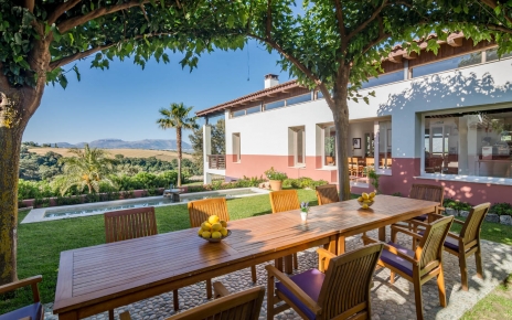 La propiedad se distribuye alrededor de este patio